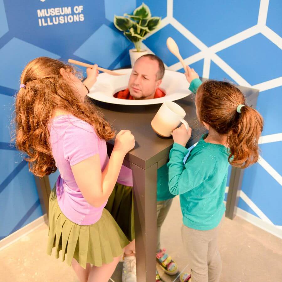 Museum der Illusionen Hamburg Kindergeburtstag Grose Illusion
