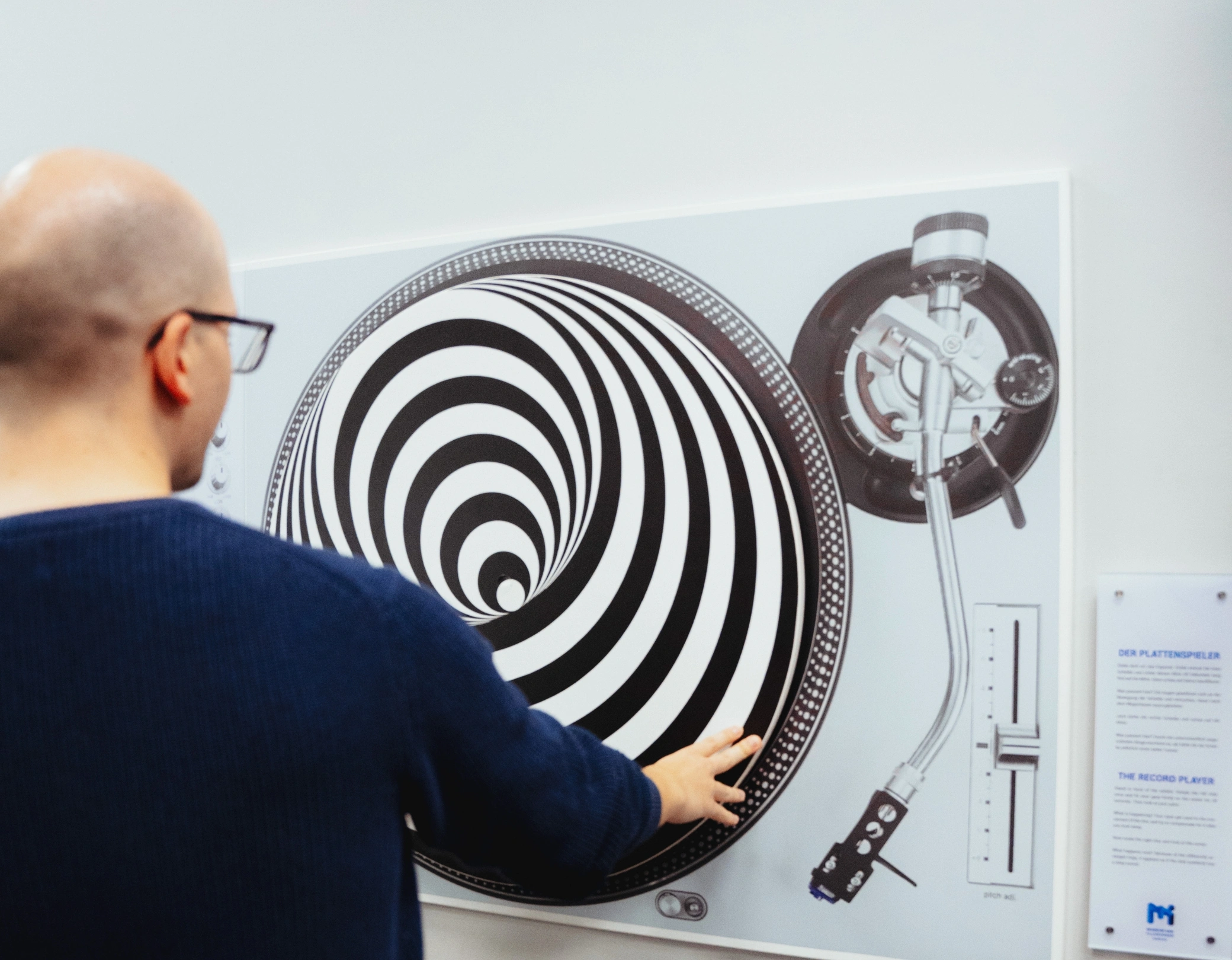 museum der illusionen_record player_man