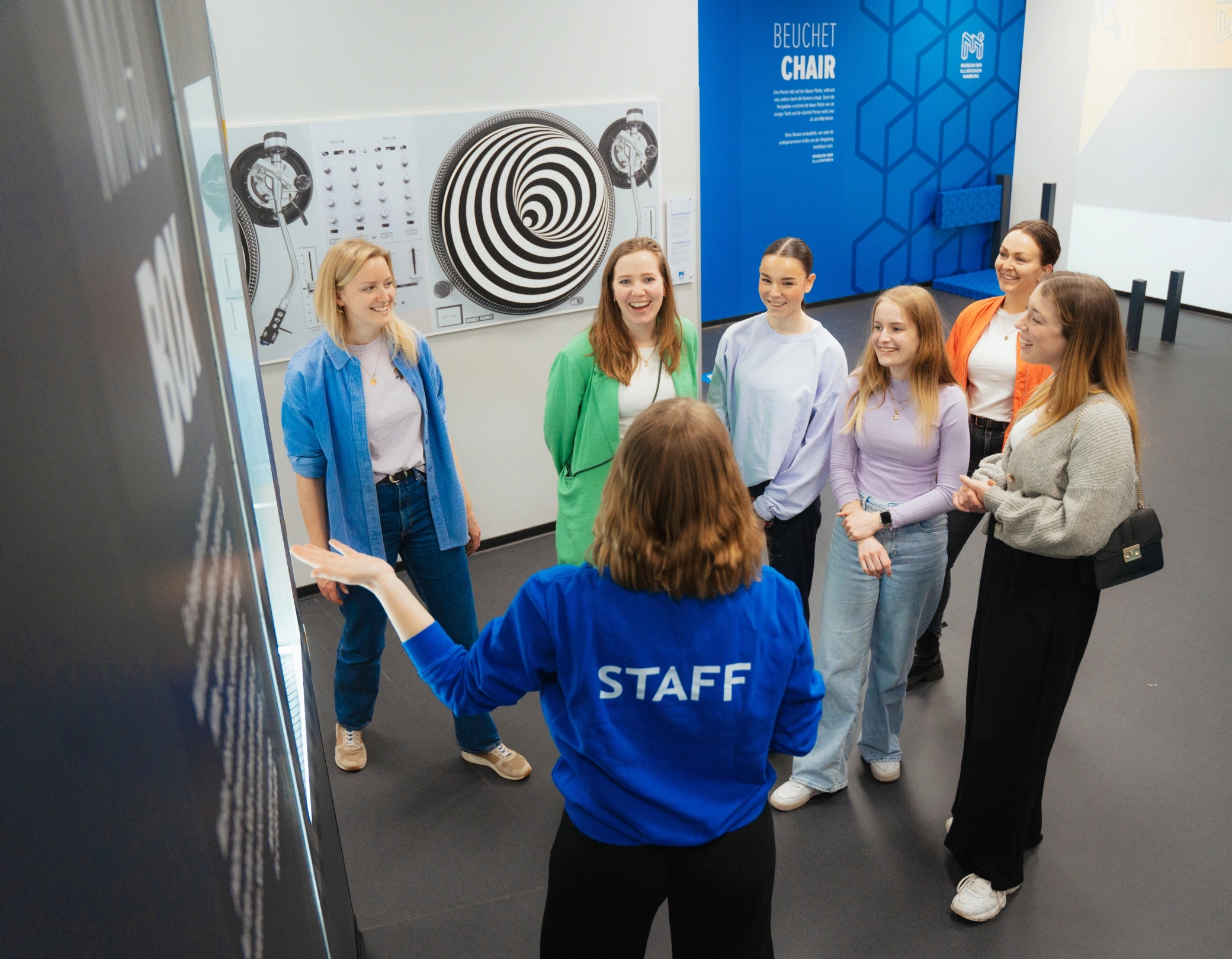 museum der illusionen_guided tour_group_friends 1