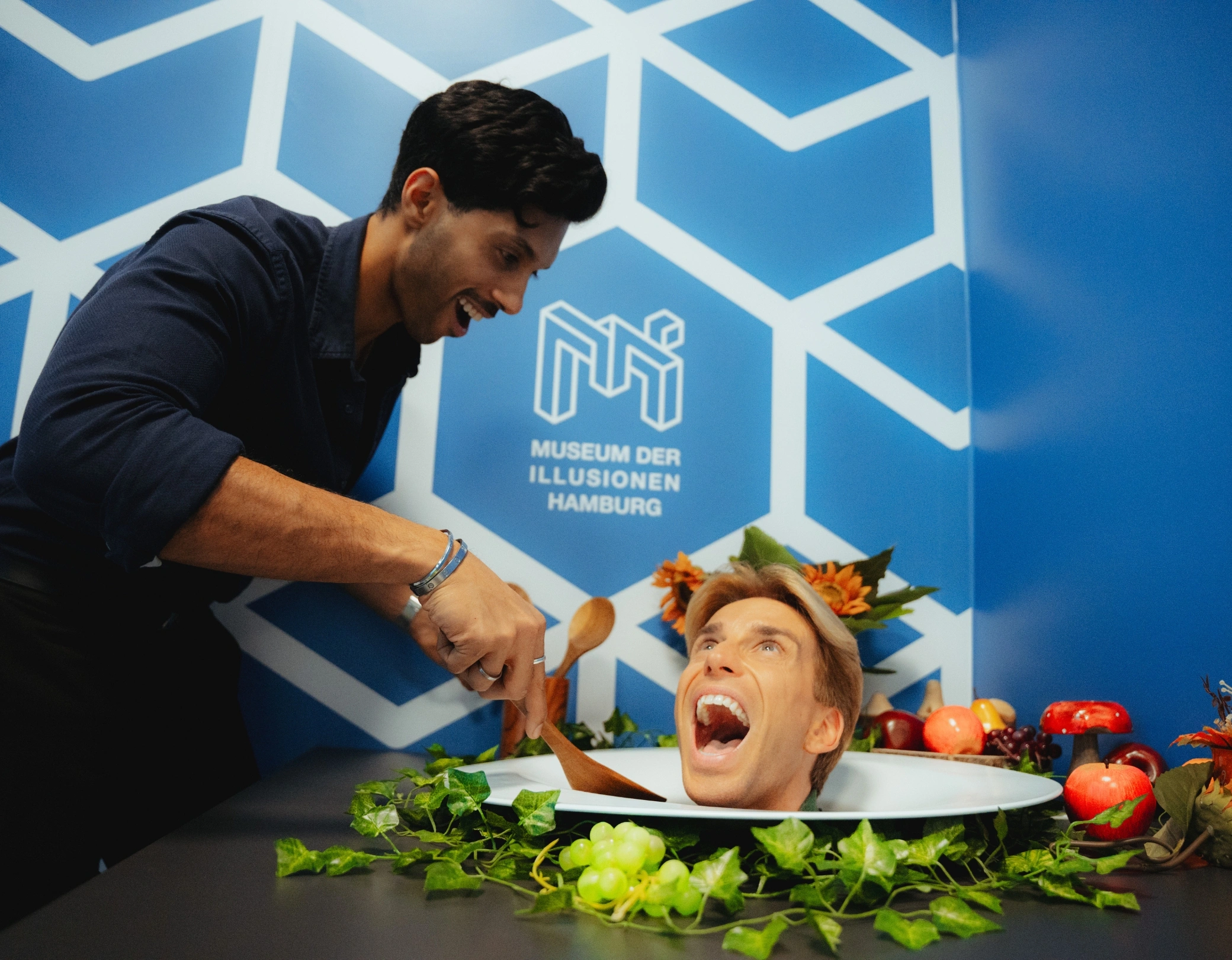 museum der illusionen_head on a platter_couple_men 1