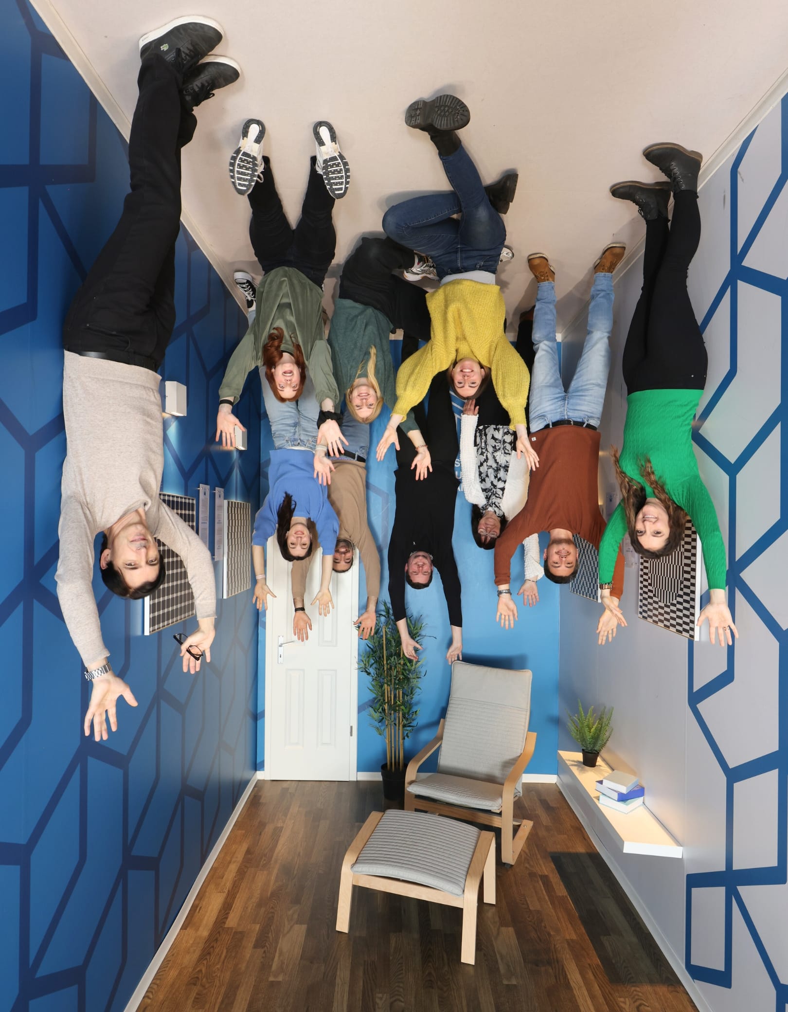 museum der illusionen_reversed room_adults_group
