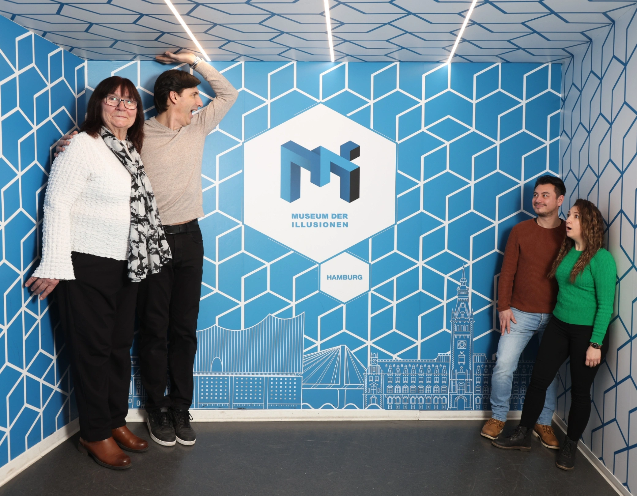 museum der illusionen _ames room_adults_group