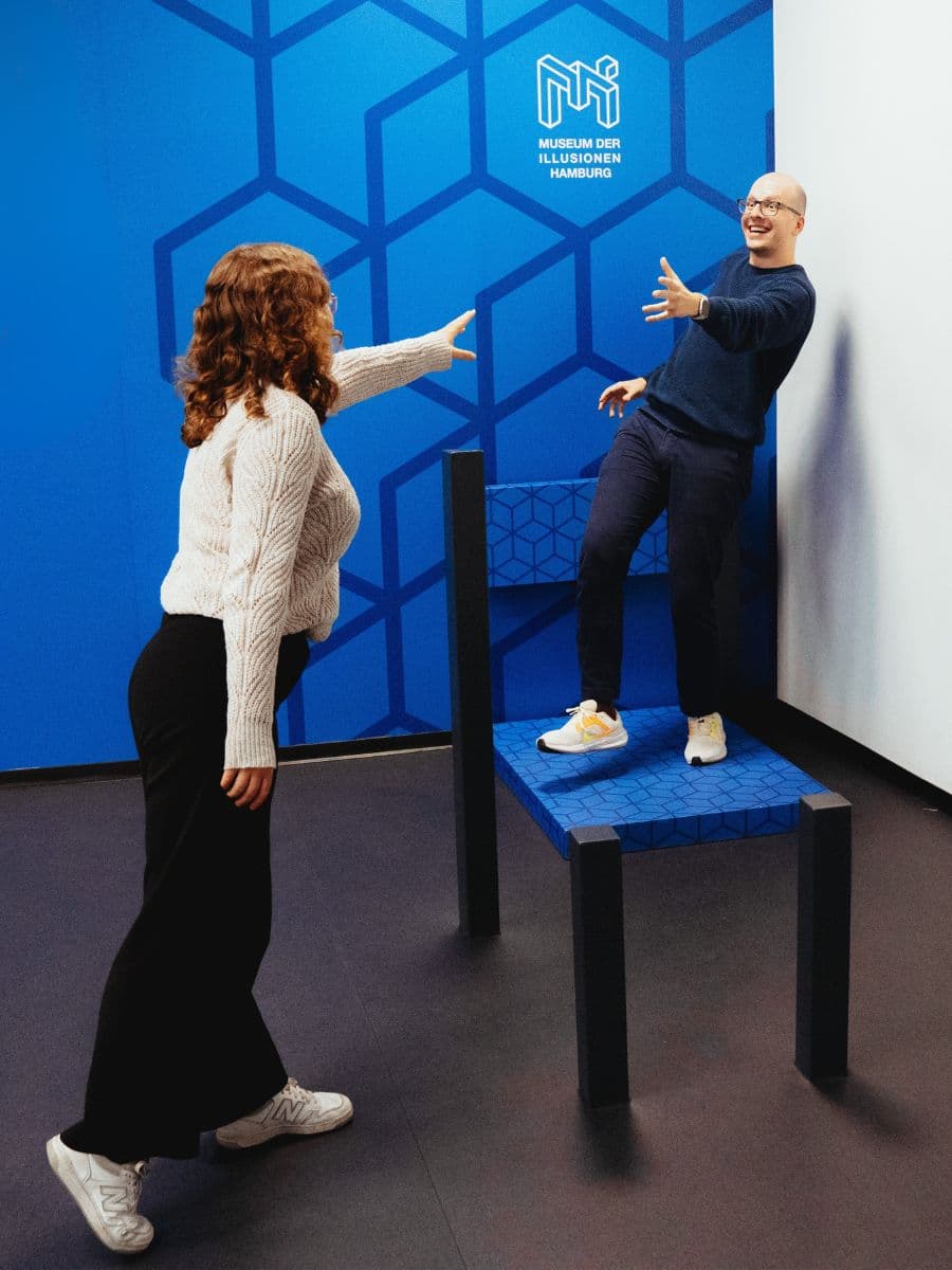 museum der illusionen_beuchet chair_couple_900x1200 (1)
