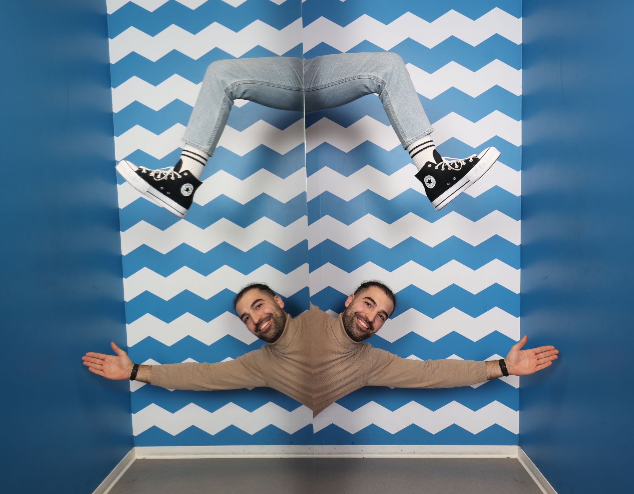 Eine Illusion entsteht durch die symmetrische Spiegelung in einem Spiegel